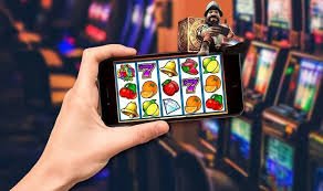 innwe8 APP မိုဘိုင်းဖုန်းဖြင့် ကစားနေသောမြင်ကွင်း မြန်မာ